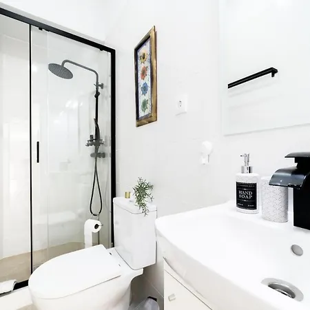 Charming 4-bedroom House With Terrace בית נופש