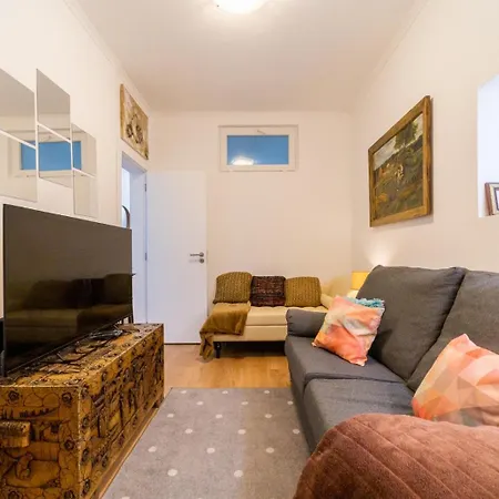 4 Bedroom House With Garden Parking In Benfica Lisbon