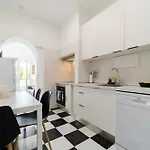 Vakantiehuis 4 Bedroom House With Garden Parking In Benfica
