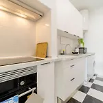 4 Bedroom House With Garden Parking In Benfica Lissabon