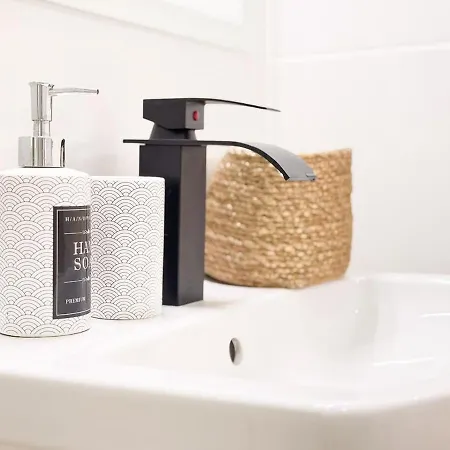 Charming 4-bedroom House With Terrace Feriehus Lisboa