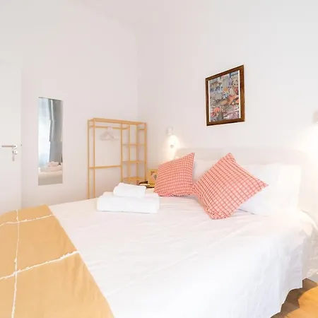 Charming 4-bedroom House With Terrace Feriehus *