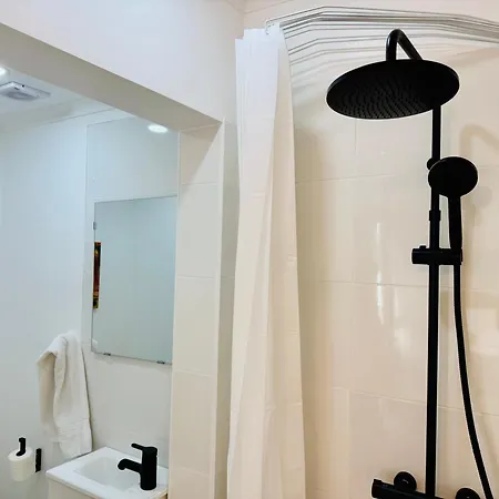 4 Bedroom House With Garden Parking In Benfica Casa de Férias
