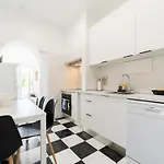 4 Bedroom House With Garden Parking In Benfica Lisbon *
