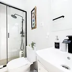 4 Bedroom House With Garden Parking In Benfica Lisbon Hébergement de vacances