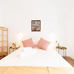 Hébergement de vacances 4 Bedroom House With Garden Parking In Benfica Lisbon