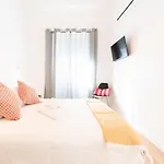 4 Bedroom House With Garden Parking In Benfica Lisbon