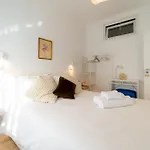 펜션 4 Bedroom House With Garden Parking In Benfica *