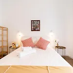 4 Bedroom House With Garden Parking In Benfica 펜션 리스본