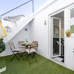 4 Bedroom House With Garden Parking In Benfica 펜션 리스본